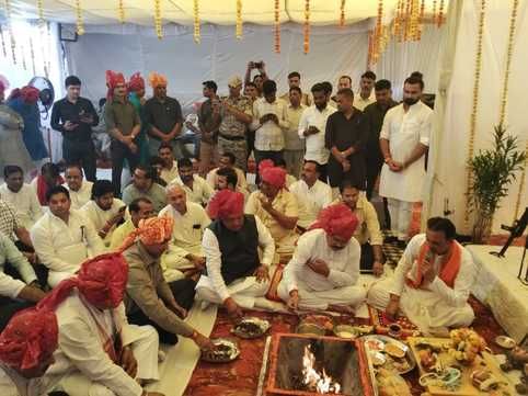 ऊर्जा मंत्री शस्त्र पूजन करते हुए