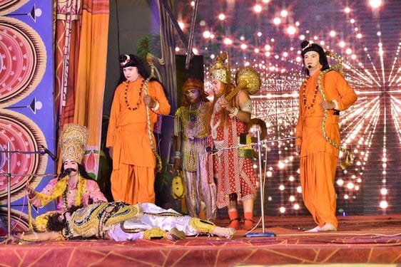 Shri Ram killed Ravana, the pandal echoed with cheers.