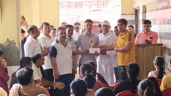 Gaurav first in general knowledge competition