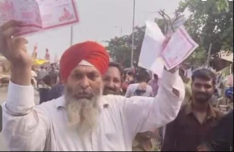 Illegal collection from street vendors, commotion outside Rambagh ground