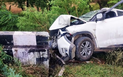 Uncontrolled car hits culvert, elderly man dies, son and grandson injured