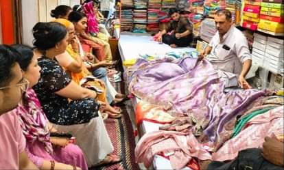 बाजार में खरीदारी करती महिलाएं। संवाद