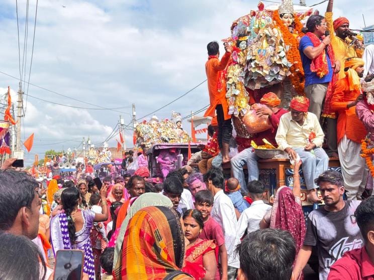 The idols were immersed with music and cheers.