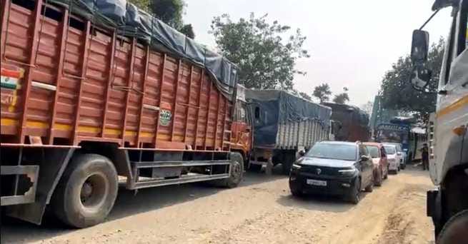 Trucks stuck on Diyala Chak-Dhar road, causing traffic jam