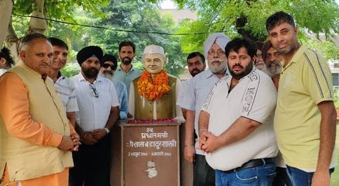 Mohanlal Baroli paid tribute by garlanding the statue of the Father of the Nation and former Prime Minister.
