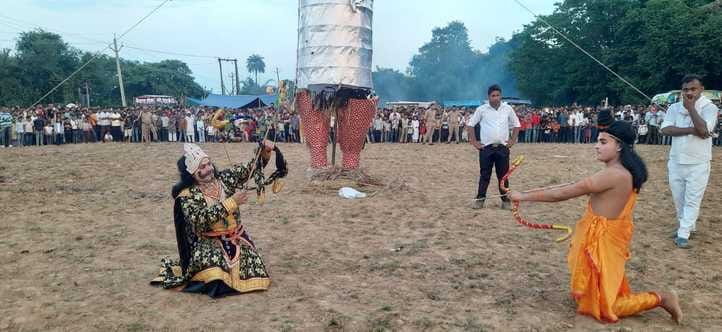 Ravana's effigy was burnt, chants of Shri Ram were heard.