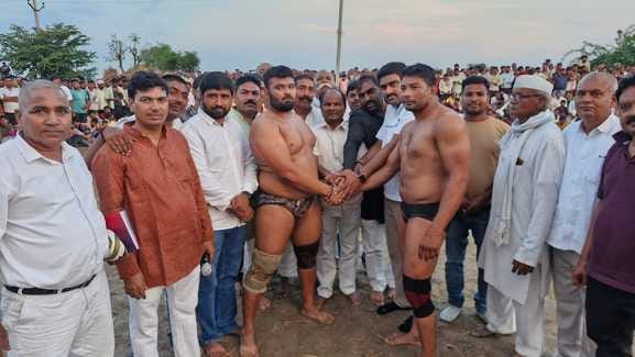 Jaideep and Vikram hold a draw in the flag wrestling match.