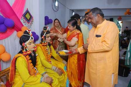 Welcomed and worshipped Lord Shri Ram by showering flowers
