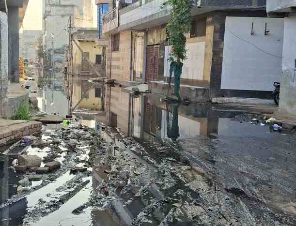 Sewer blockage in Dharam Vihar, people troubled by the filth