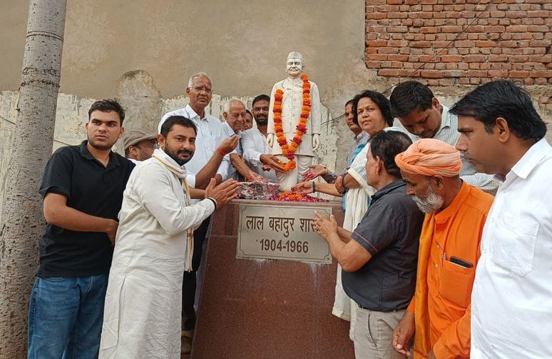 Gandhi and Shastri gave a new direction to the country: MLA Kanwar Singh