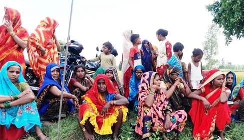 The body of Puranlal of Maholiya was recovered from the Gomti River.
