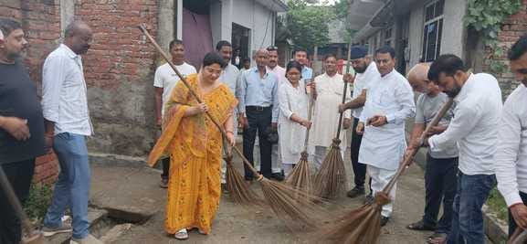Take inspiration from the lives of Mahatma Gandhi and Shastri: Neetu Singh