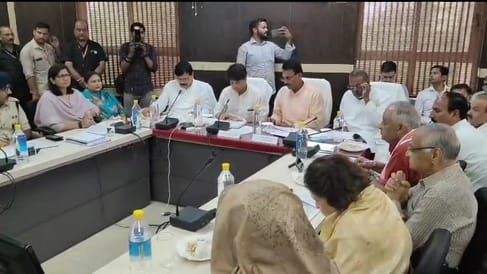 ग्वालियर में सिंधिया ने ली विकास कार्यों की बैठक