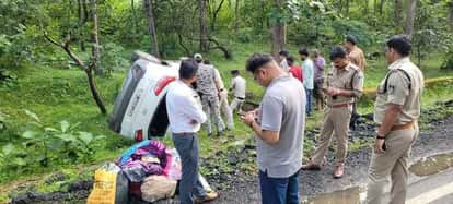 Damoh News: Bank officer's car collides with tree, injuring wife and two children