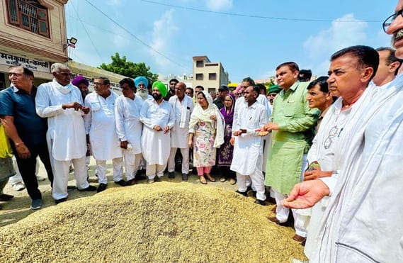 Sunaina visited the market and submitted a memorandum to the DC regarding farmers' demands.