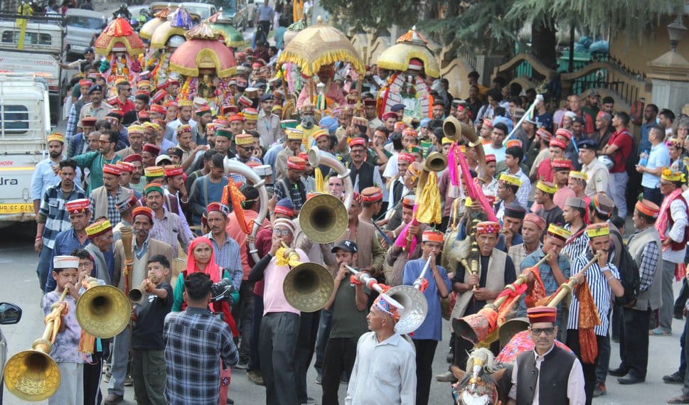 Dhalpur resonated with the sound of the conch, the meeting of gods and minds became an attraction.
