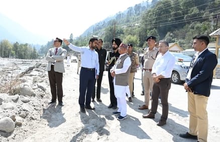 The Governor reached Manali to know the pain of the affected people.