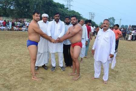 Wrestler Atul defeated Monu and won a prize of 21 thousand rupees.