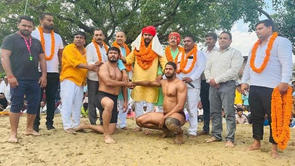 Shivanand of Menhdawal defeated the wrestler from Ballia.