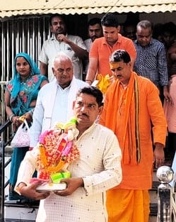 A grand procession of the Shiva family and other idols was taken out.