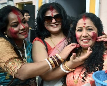 Women played sindoor in the procession of Maa Durga