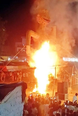 The fire arrows drained the nectar from Ravana's navel, and the effigy of the unrighteous burned to ashes.