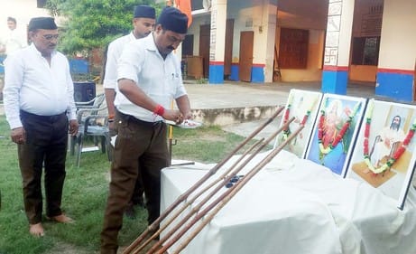 The Brahmin community worshipped scriptures and weapons.