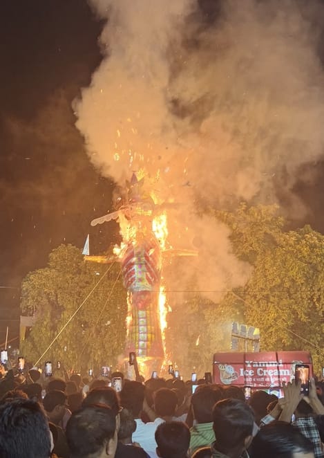 As soon as the effigy of Ravana was burnt, chants of Shri Ram resounded.