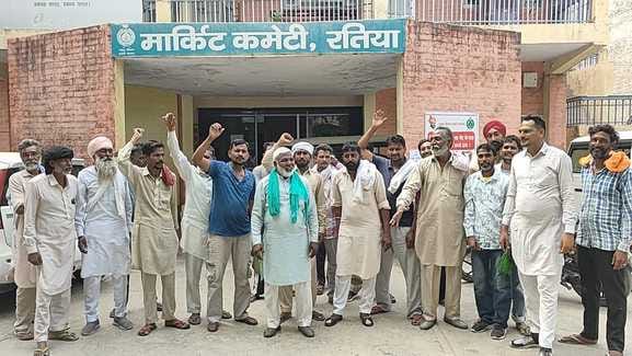 Strike against unloading of paddy at rice mill