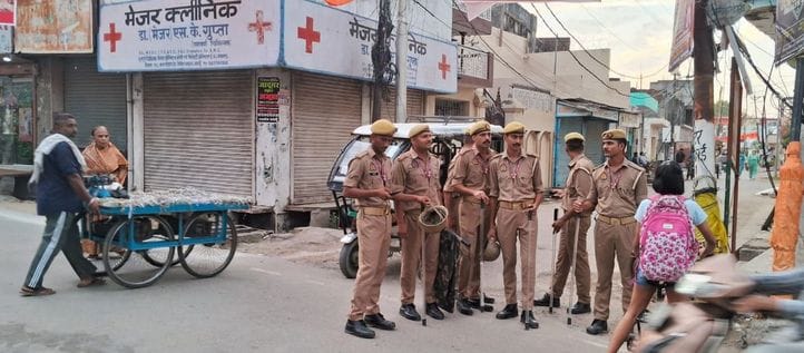 Crowds of people gathered on Dussehra, traffic police deployed at intersections