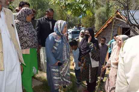 Kulgam, Minister Sakina Ittu, Distribute Compesation Cheque
