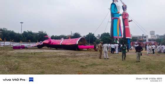 Three hours before the burning, the effigies of Ravana and Meghnath fell due to a gust of wind.