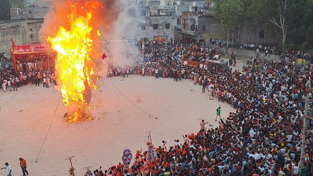 The procession was celebrated with bands in the afternoon.