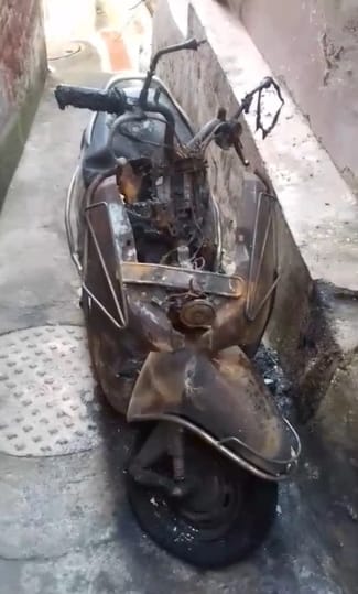 सास की स्कूटी जलकर खाक