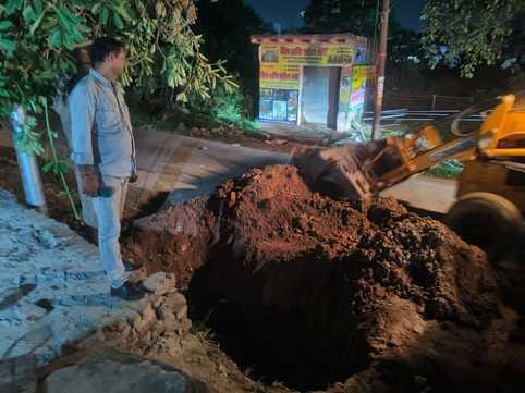 Pipeline burst while erecting electric pole, drinking water supply disrupted