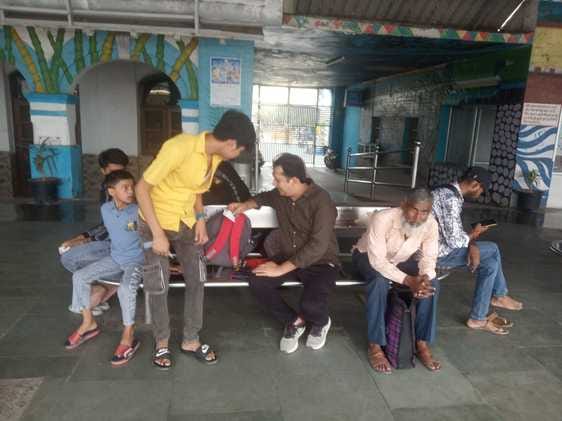 Unchahar Express arrived four hours late.