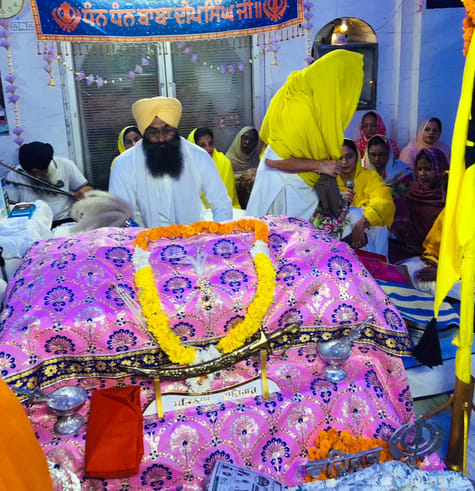 The congregation of Gurdwara Baba Deep Singh, Fauji Chowk gave a grand welcome to the Prabhat Pheri.