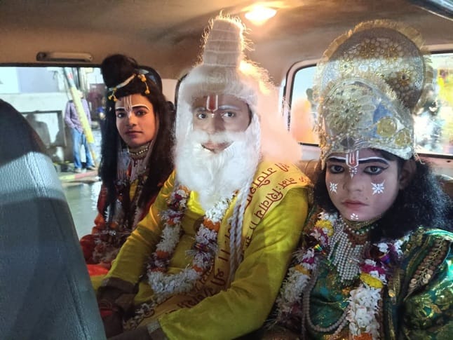Bharata arrived to meet Shri Ram in a car, not a chariot.