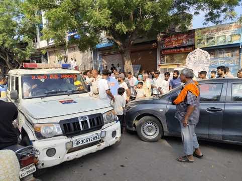 The car driver dragged the traffic officer for 200 meters.