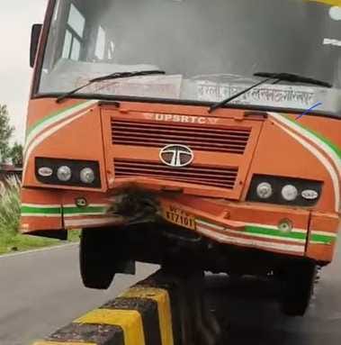 Roadways bus climbs over divider, passengers have narrow escape