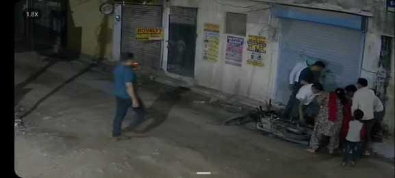 Attention Chandigarh: Youths snatch gold chain from the neck of a woman riding an Activa.