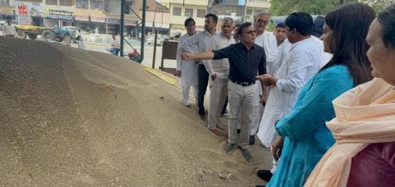 Congress protests against government procurement of millet and moong