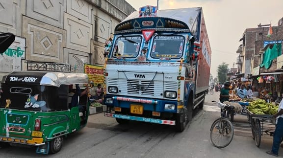 Due to the lack of a cut, large vehicles enter the market, causing traffic jams.