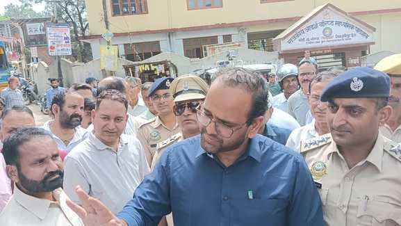 Villagers blocked the road at Bharedi Chowk, saying the road had not been paved even in a year.