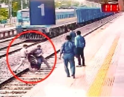 shivpuri-A 65-year-old woman attempted suicide by standing on the railway track.