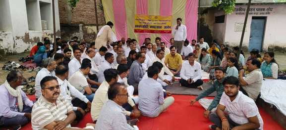 Alleging harassment, the head and secretary sat on a dharna in Vikas Bhawan