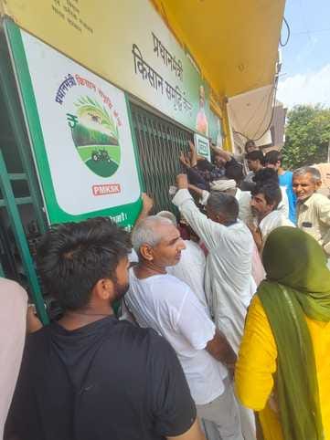 Farmers queued for hours for DAP fertilizer