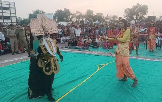 As soon as truth triumphed over untruth, they burst crackers and hugged each other to congratulate them on Dussehra.