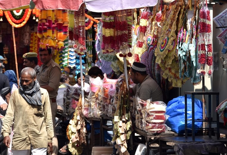 Bundles of Rs 10 notes missing from banks, selling for Rs 1500 in the market