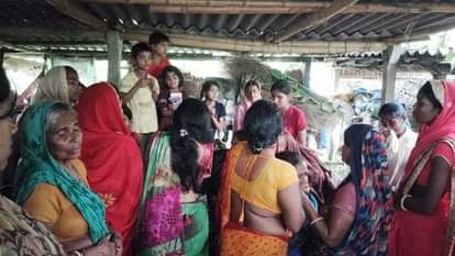 घटनास्थल पर लोगों का भीड़